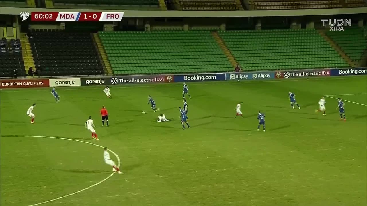 ¡CERCA! ["Ion"] ["Nicolaescu"] disparó que se estrella en el poste.