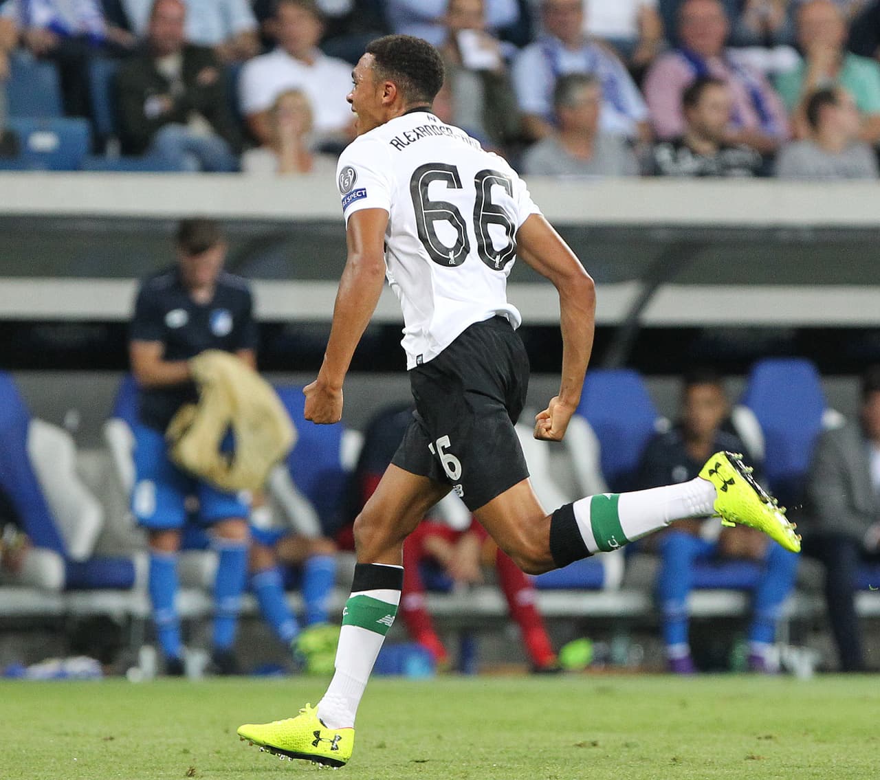 El debutante Trend Alexander-Arnold, con tan solo 18 años, fue quien abrió el marcador al minuto 35.