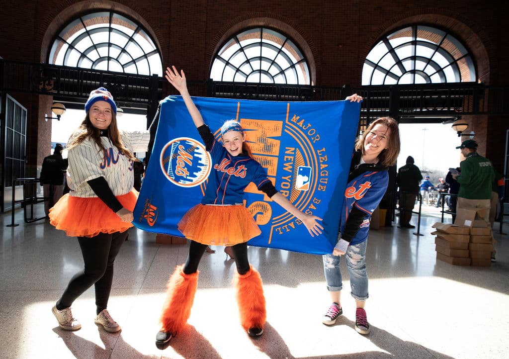 Así, con este colorido y ánimo, llegaron los aficionados a estrenar la temporada 2019 de las Grandes Ligas en Citi Field para apoyar a sus New York Mets.