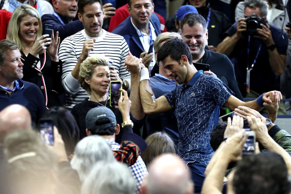 Para pasar por donde no estaba previsto, Djokovic recibió la ayuda de algunos de los espectadores que fueron cómplices de su irreverencia.