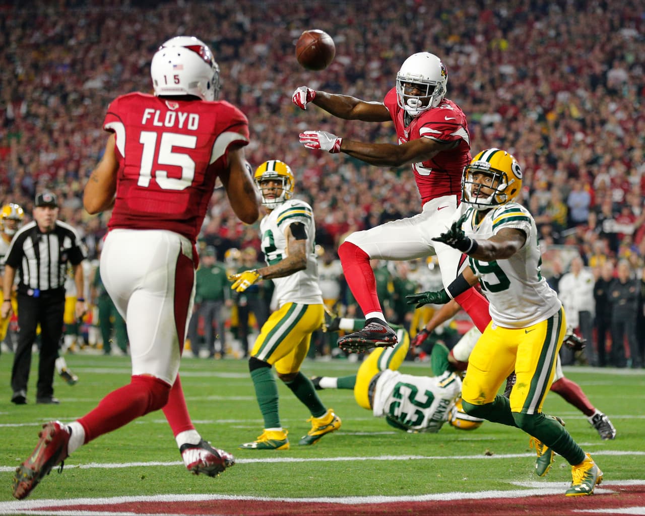 Para ganar partidos y campeonatos en ocasiones se necesita suerte, como la que tuvo Michael Floyd al atrapar su segundo pase de touchdown en el partido.