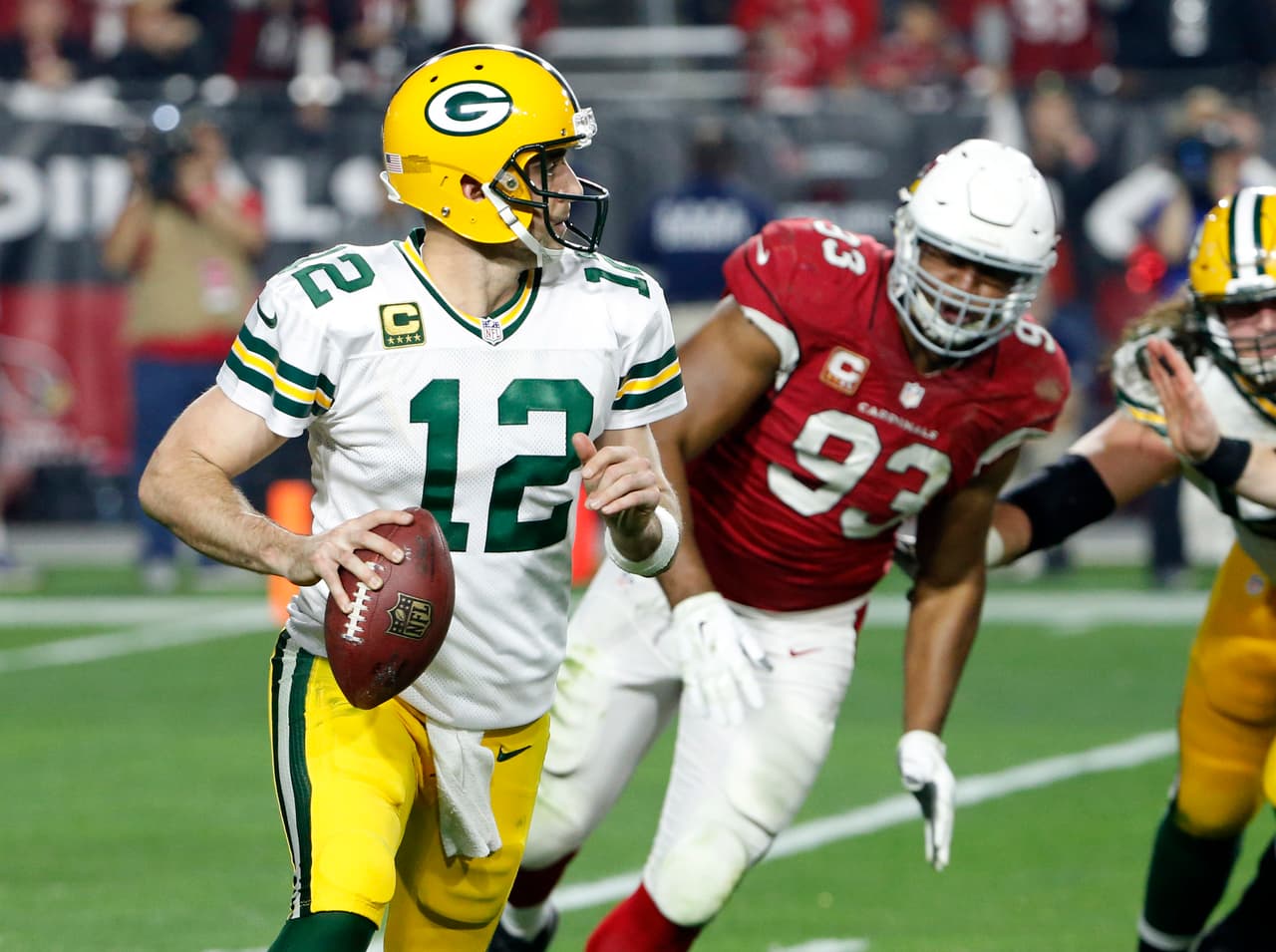 Aaron Rodgers completó 24 de 44 para 261 yardas con 2 de touchdown y una intercepción.