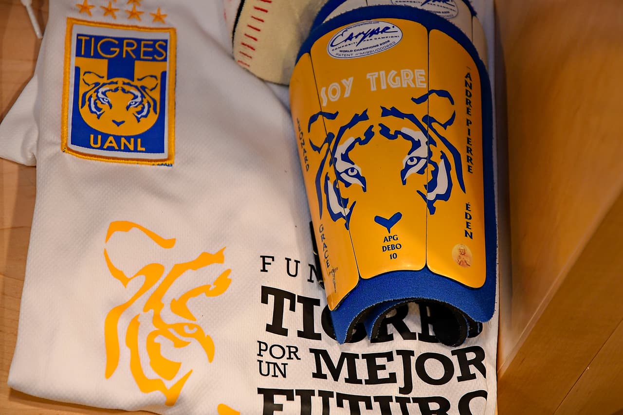 Espinilleras y camiseta de calentamiento de los Tigres.