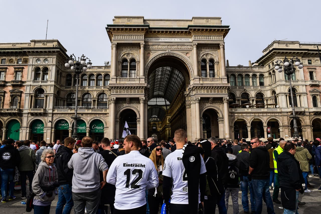 La fiesta en Milán fue cortesía de un gran grupo de fanáticos del Eintracht Frankfurt que se reunieron en la Piazza del Duomo antes de ir al Stadio San Siro incluso con la presencia del presidente del equipo, Peter Fischer, quien se contagió de la alegría que desbordaban con sus banderas y fundas alegóricas a las Águilas.