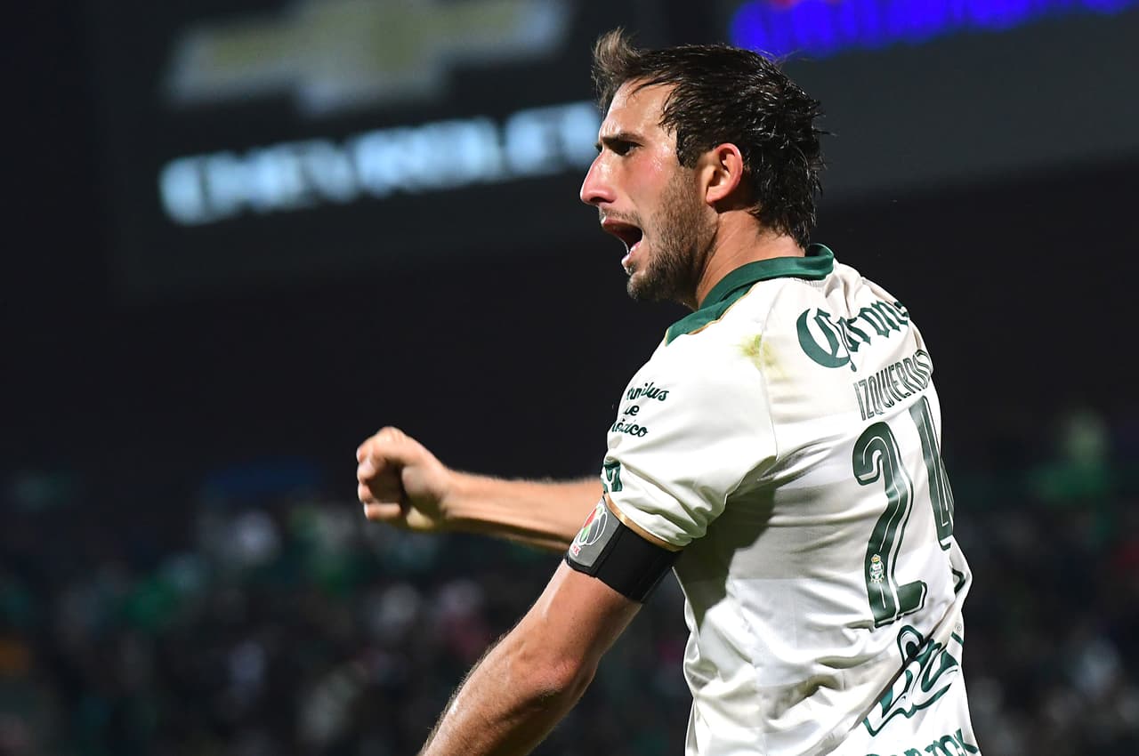 Izquierdoz es un arma letal en los tiros de esquina. Para muestra, un botón: 
<a href="http://www.univision.com/deportes/futbol/liga-mx/la-tactica-fija-trabajada-por-el-chepo-pone-a-santos-2-0-video" target="_blank">el gol que le metió al Puebla</a>.