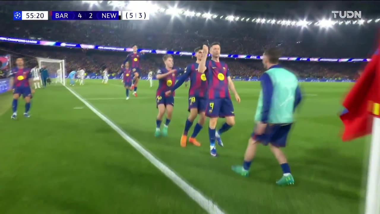¡Gol del Barcelona! Lewandowski gana de cabeza y pone la manita contra el Newcastle