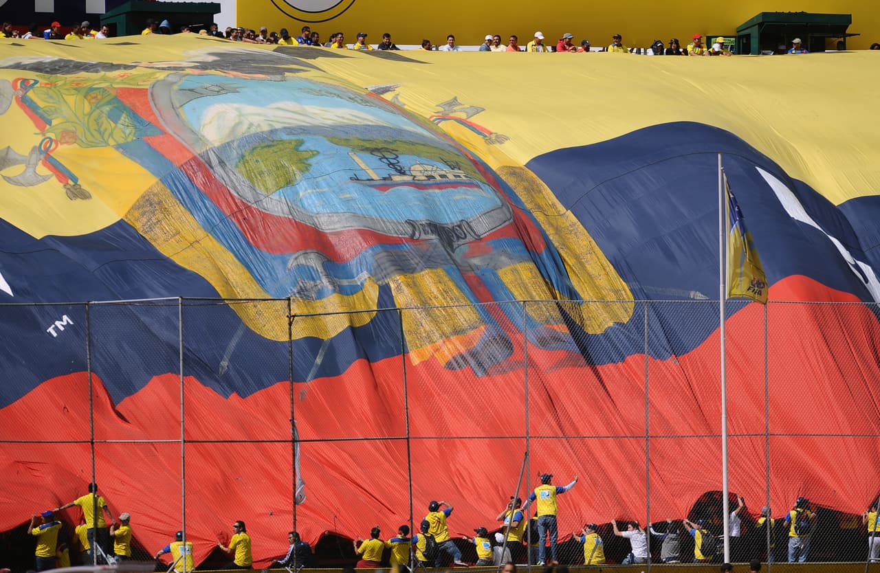 Por si fuera poco, la afición ecuatoriana hace pesar la localía desplegando banderas gigantescas que intimidan a los adversarios.