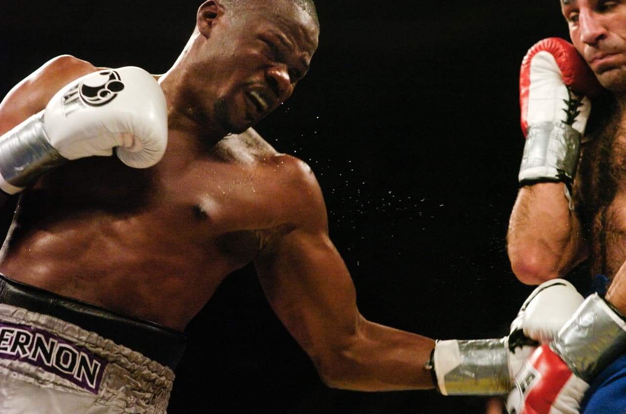 Vernon Forrest. Fue asesinado el 25 de julio de 2009 mientras se hallaba en una gasolinería en Atlanta, dos personas quisieron asaltarlo, él se resistió, sacó un arma para defenderse y en el tiroteo perdió la vida.