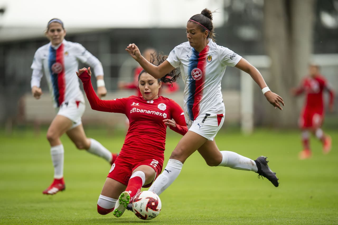 Las Chivas no se tocan el corazón y golean a las Diablas del Toluca para asegurar su lugar en la cima del torneo.