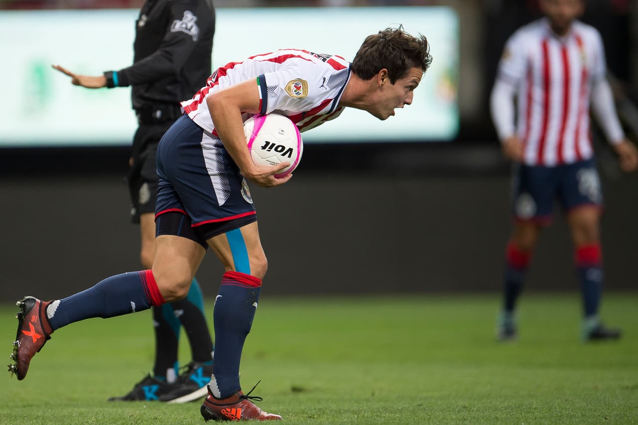 Las Chivas reaccionaron de inmediato y al minuto 21 Carlos Fierro decretó el empate con un disparo sobre el portero rival.