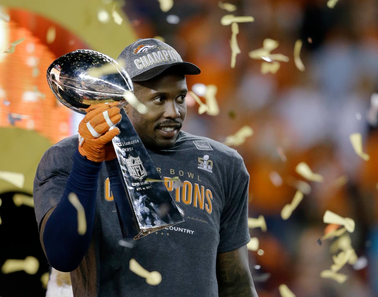 Con dos y media capturas, una intercepción y un balón suelto forzado, Von Miller fue designado el Jugador Más Valioso del Super Bowl 50 de manera más que merecida. Miller es el tercer Bronco diferente es ser MVP de un Super Bowl junto con Terrel Davis y John Elway, a continuación te presentamos una recolección con los 50 MVPs en la historia del Super Bowl.