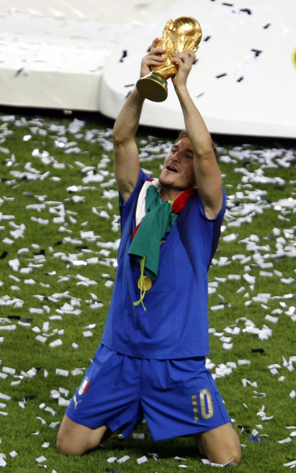 Sin embargo, tocó la gloria levantando la Copa del Mundo con la selección de Italia que conquistó Alemania 2006.