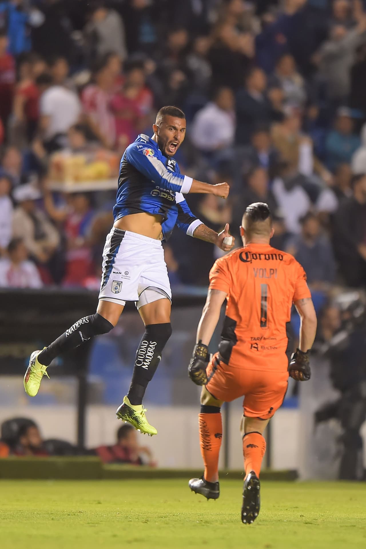Celebraba el argentino Miguel Martínez con Volpi la apertura del marcador para los Gallos.