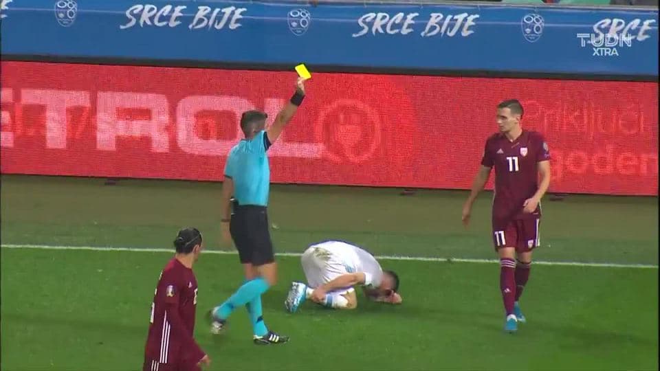 Tarjeta amarilla. El árbitro amonesta a Vladislavs Fjodorovs de Latvia