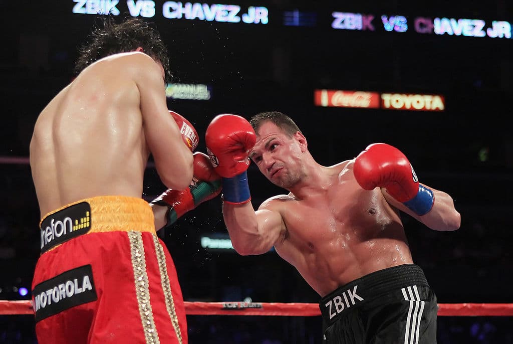 Sebastian Zbik se vio lento ante un cómodo Chávez Jr., quien no dudó en ir siempre hacia delante.