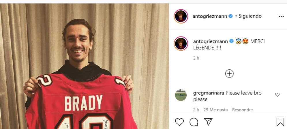 Griezmann recibe el jersey de Tom Brady autografiado