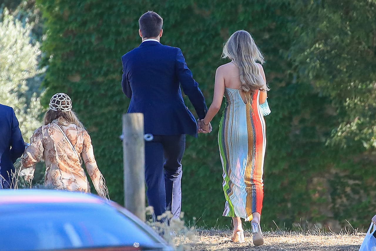 Por su parte, 
<a href="https://www.univision.com/famosos/gerard-pique-shakira-custodia-hijos-recrudece"><b>Gerard Piqué usó un traje negro</b></a> con camisa blanca y no usó corbata.
<br>