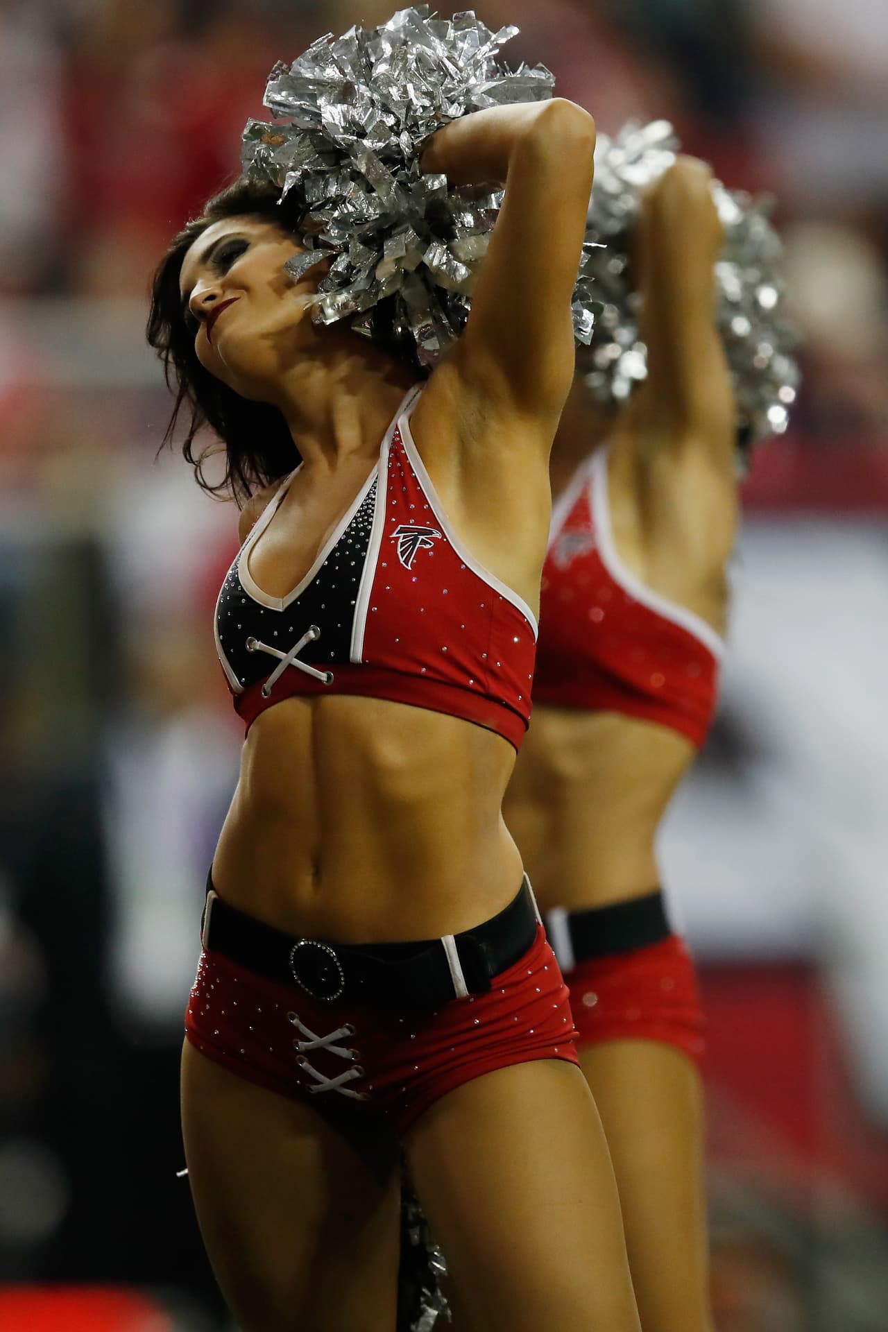 La belleza y energía de las porristas, junto con las ocurrencias y colorido de los fanáticos le dan un ingrediente adicional a la fiesta del fútbol americano de la NFL, en medio de la definición de los equipos que estarán en el Super Bowl.