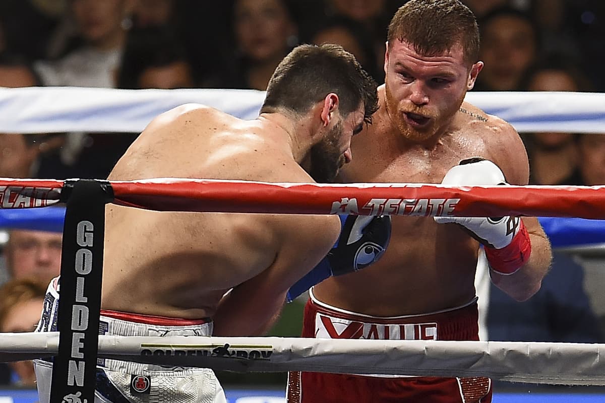 A falta de 24 segundos para terminar el segundo round, llegó la segunda caída de Rocky Fielding fruto de los certeros golpes de Canelo al hígado.