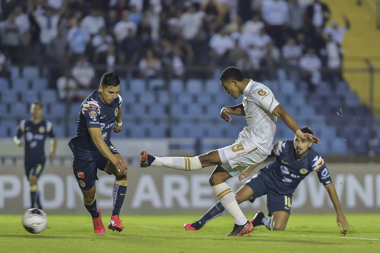 Jostin Daly remata al arco pero el tiro sale sin fuerza y no crea ningún peligro para Óscar Jiménez.