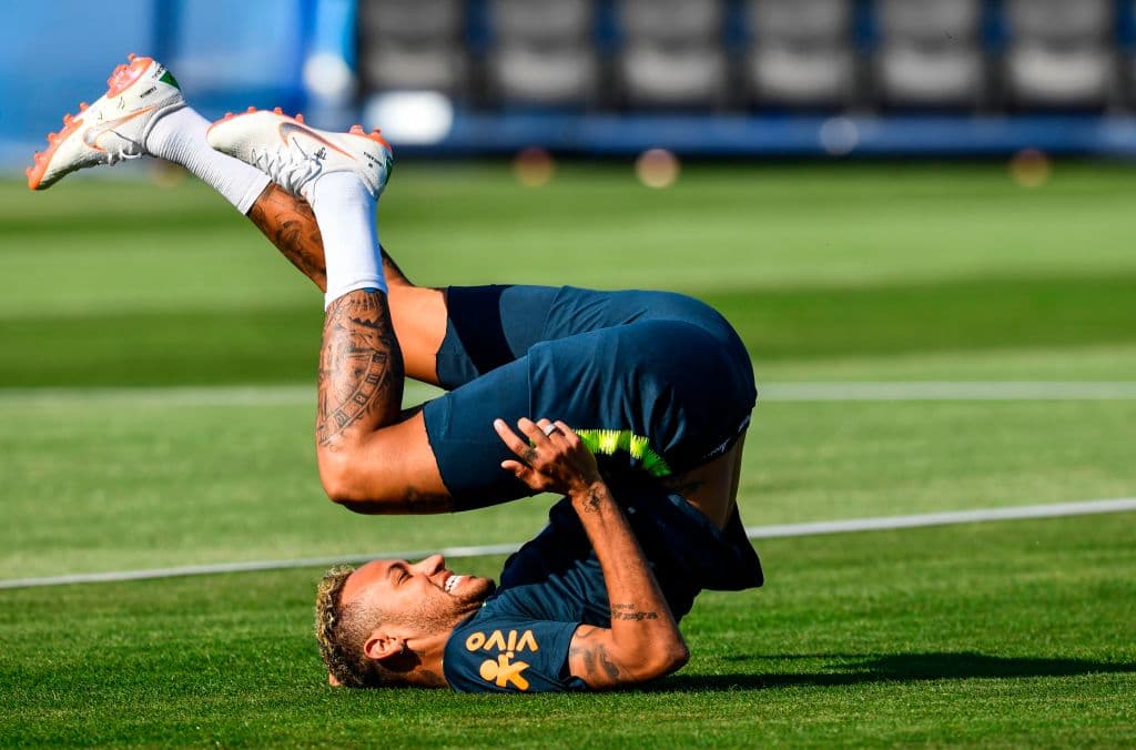 Neymar y sus tatuajes en la pierna derecha también son protagonistas.