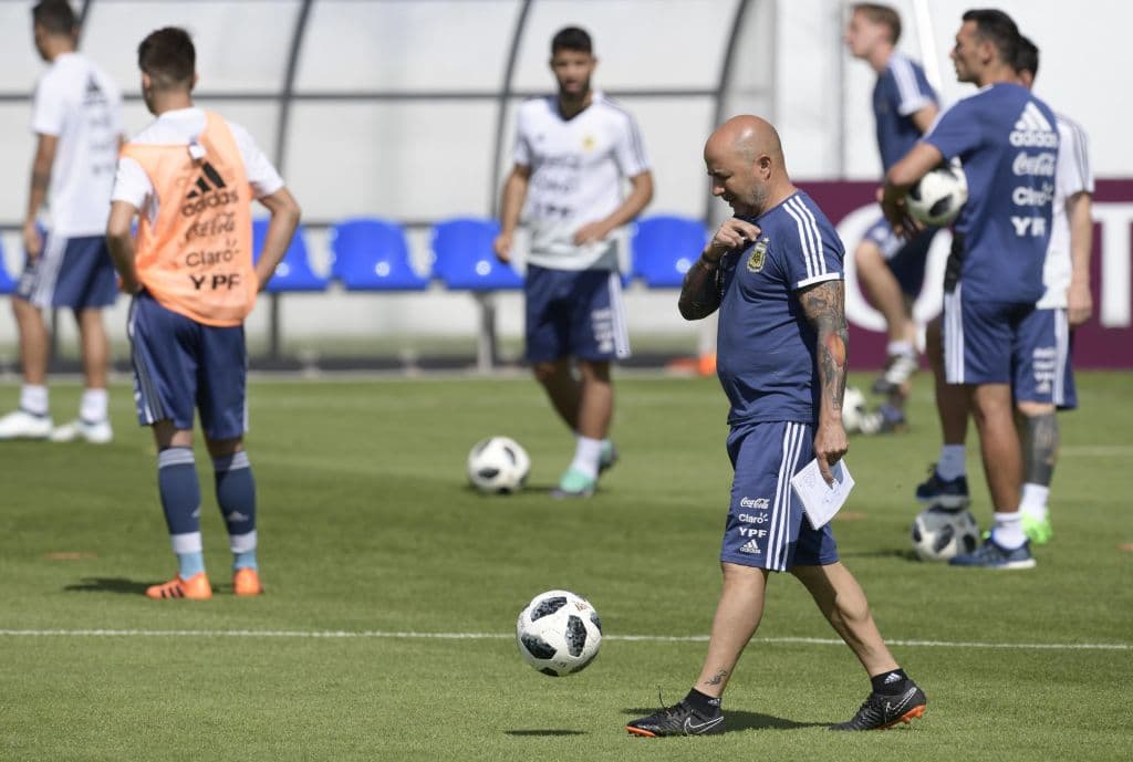 En primer plano aparece el hombre que está en el asiento caliente: Jorge Sampaoli. El técnico argentino sabe que la guillotina pende sobre su cabeza, ¿alcanzará a eludirla? Este martes se sabrá.