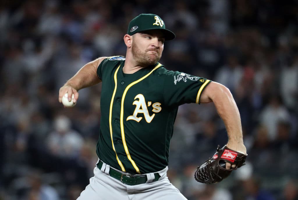 En la parte baja del segundo inning, luego del jonrón de Judge, el relevista Lou Trivino se encargó de llevar calma a la lomita y con este double play eliminó la amenaza de los del Bronx.