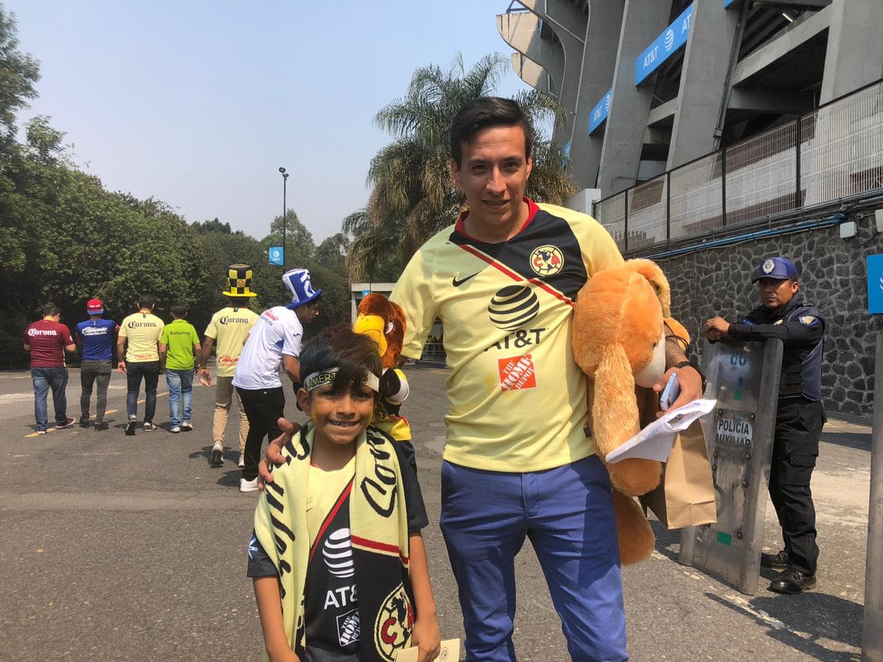 Los fanáticos se preparan para vivir el Clásico Joven entre América y Cruz Azul en el Estadio Azteca por la Jornada 14 del 
<a href="https://www.univision.com/deportes/futbol/liga-mx/*">Clausura 2019</a>.