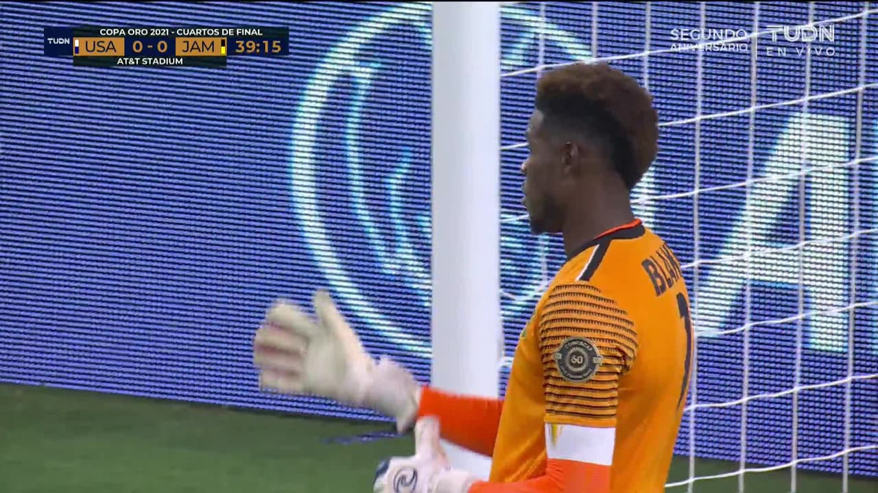 ¡TIRO ATAJADO! disparo por Junior Flemmings.