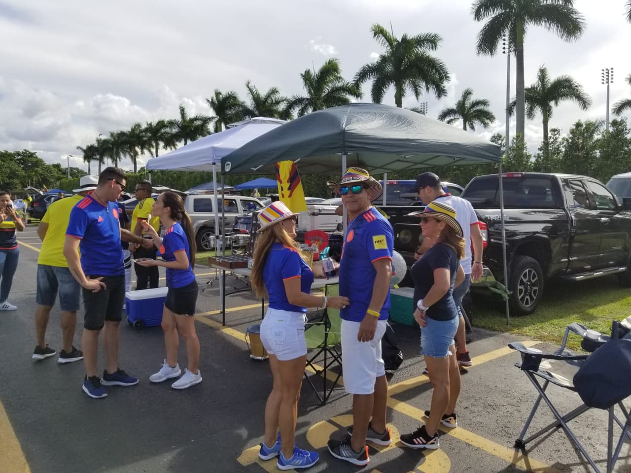 En el parqueadero del Hard Rock Stadium hubo oportunidad para compartir entre paisanos y familiares.