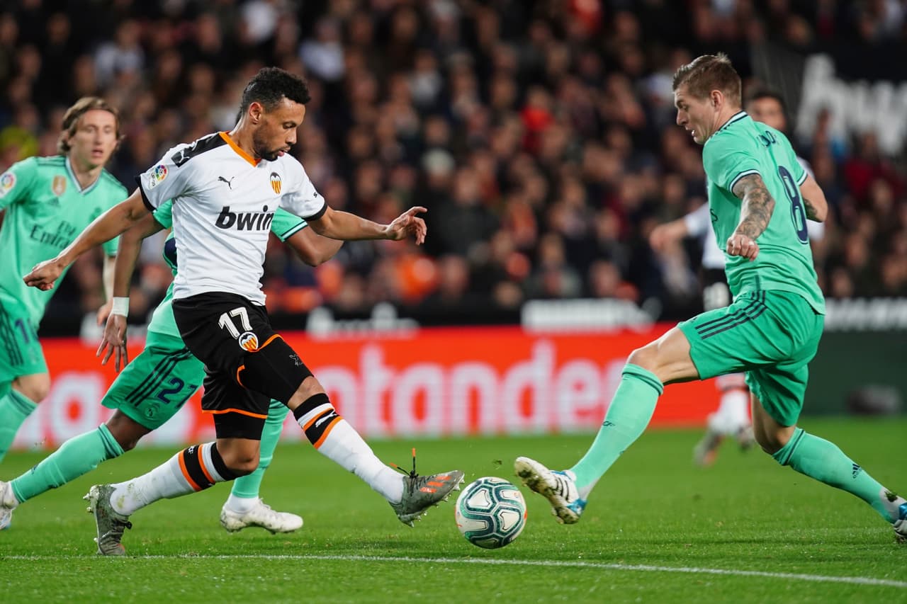 Coquelin y Toni Kroos pelean por el esférico en el mediocampo, una lucha de todo el partido.