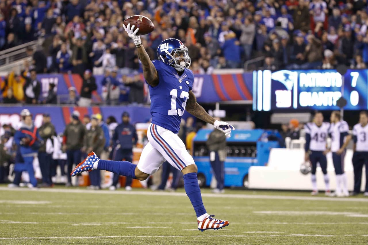 Los Patriots le apostaron al control de balón para consumir tiempo pero, no tenáin contemplados los latigazos de Eli Manning para anotar rápido. Pase a Odell Beckham Jr. quien se escapa 87 yardas hasta la anotación. Los Giants ganaban 17 - 10 al medio tiempo.