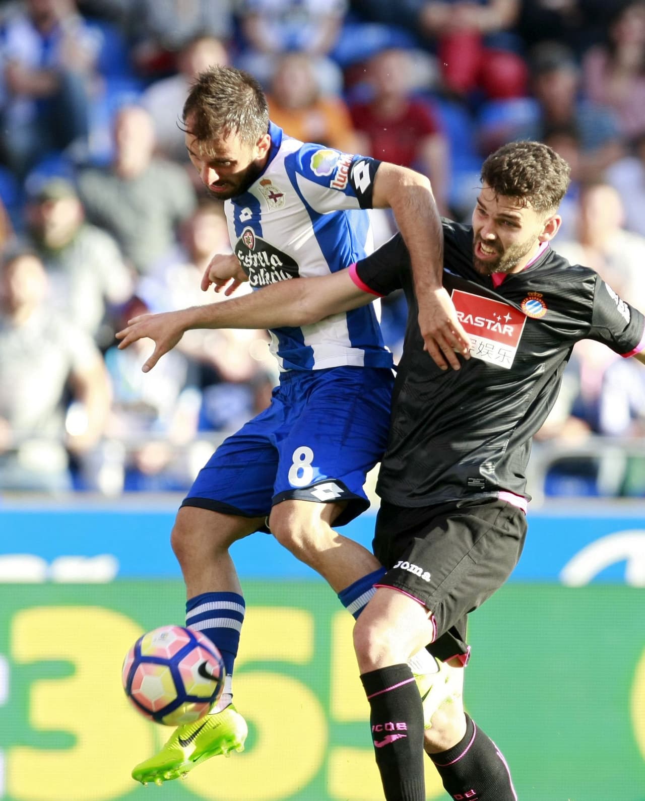 Las acciones del partido las comenzó dominando el Espanyol, aunque La Coruña se acercaba por intermedio del turco Emre Colak, quien en esta ocasión era marcado por Víctor Álvarez.