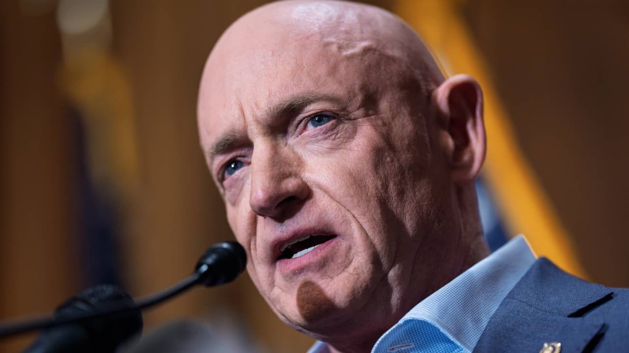 Quién es Mark Kelly y por qué la administración Trump lo está investigando