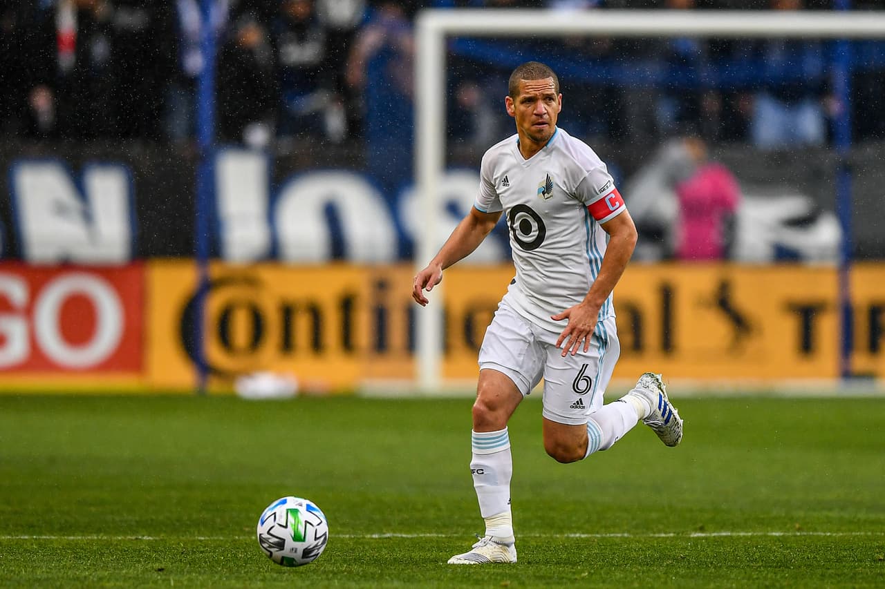 Campeón con Seattle Sounders y hoy elemento clave en Minnesota United, el cubano Osvaldo Alonso es el encargado de la función defensiva del centro del campo en este seleccionado histórico de latinoamericanos en MLS.