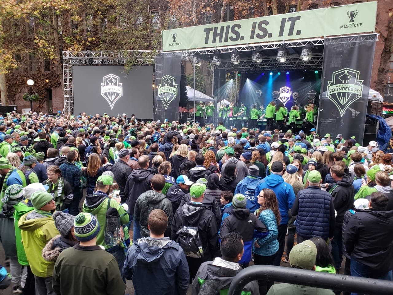 Gran ambiente entre la afición del Sounders previo al encuentro final contra el Toronto FC por la MLS Cup.