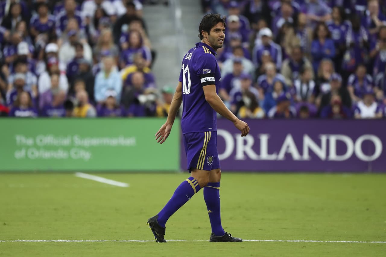 1. Kaká, Orlando City - $7.168 Millones USD: El brasileño que fuera campeón del mundo en 2002, sigue liderando a los mejor pagados de la liga por tercer año consecutivo. Kaká ha jugado muy poco en la actual temporada por temas de lesión, pero se espera regrese pronto para ayudar a los 
<i>Lions</i> a clasificar a Playoffs por primera vez.