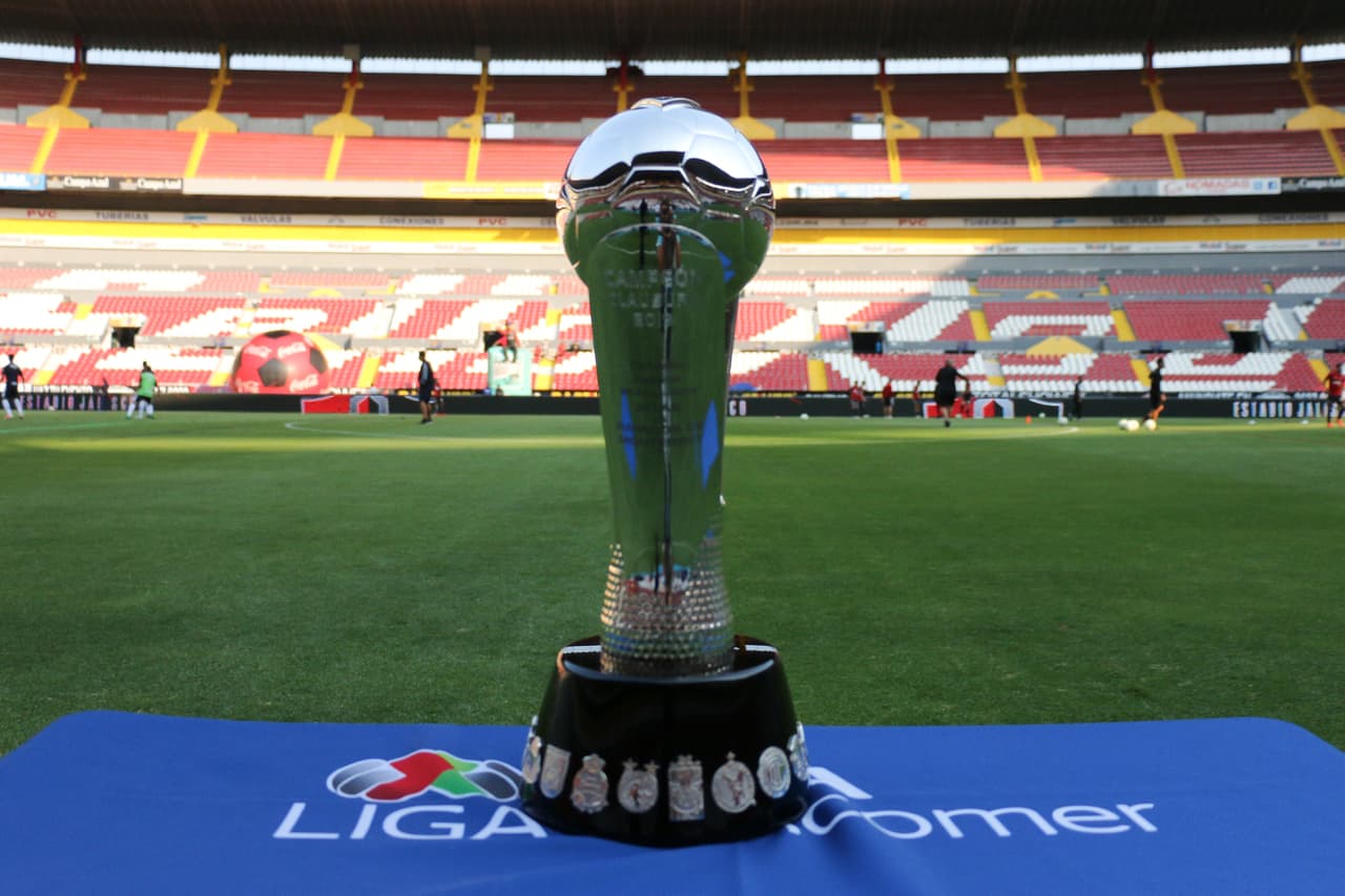 El trofeo de la Liga MX Sub-20 del Clausura 2019 esperando por la definición entre Atlas y Rayados.