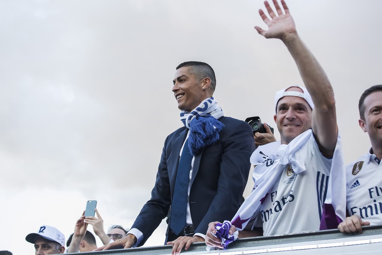 Crisitiano Ronaldo, alejado un poco de los lentes, no dejó de celebrar a su modo desde el bus.