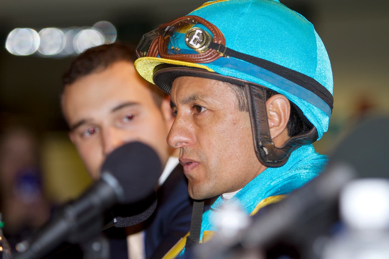 Su carrera fue en ascenso poco a poco y su nombre se empezó a conocer en todas las pistas de carreras, en el paddock y los establos y se convirtió en uno de los jinetes más famosos de Estados Unidos.