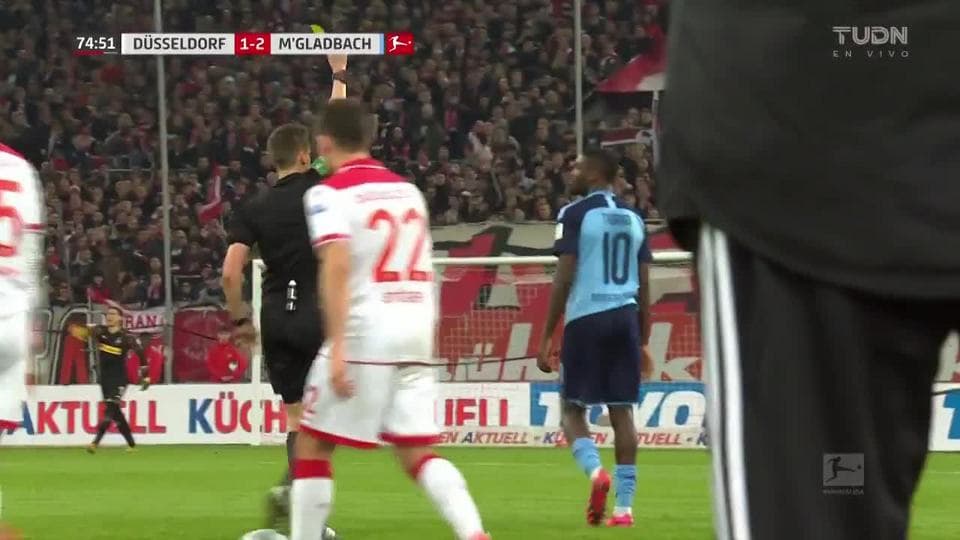 Tarjeta amarilla. El árbitro amonesta a Marcus Thuram de Borussia Mönchengladbach