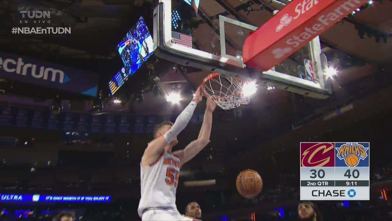 ¡Lo hizo todo! Roba el balón en defensa y la encesta con furia en ataque