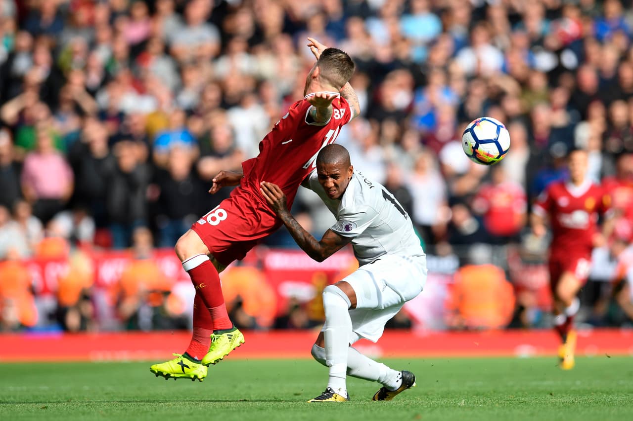 El rebote quedó en los pies de Ashley Young, pero su remate pegó en un defensa local y la pelota salió de la zona de peligro.