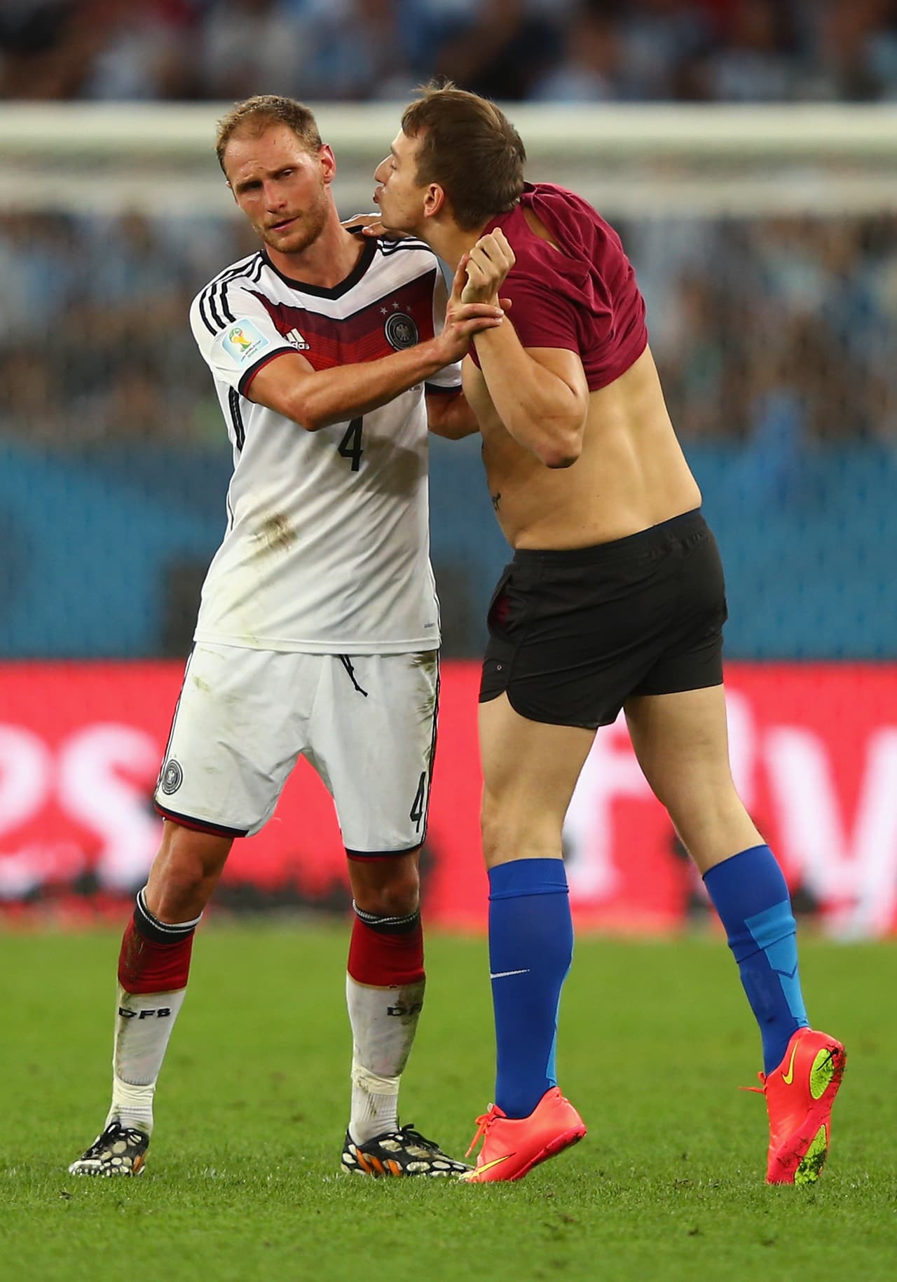 No todos en el fútbol quieren ser besados o, mejor aún, eligen muy bien de quien van a recibir besos.