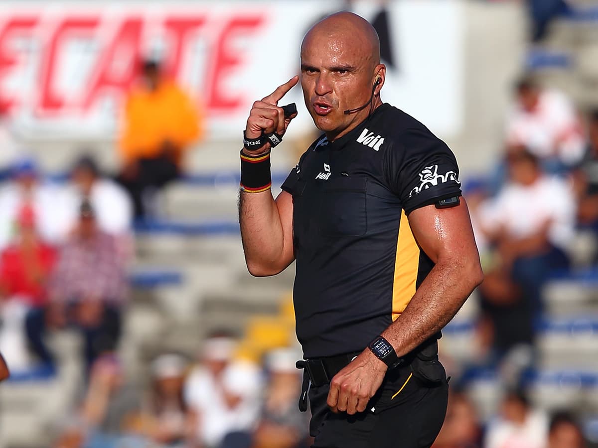 Durante el complemento el árbitro Francisco Chacón tuvo que tomar varias decisiones disciplinarias debido al juego fuerte.