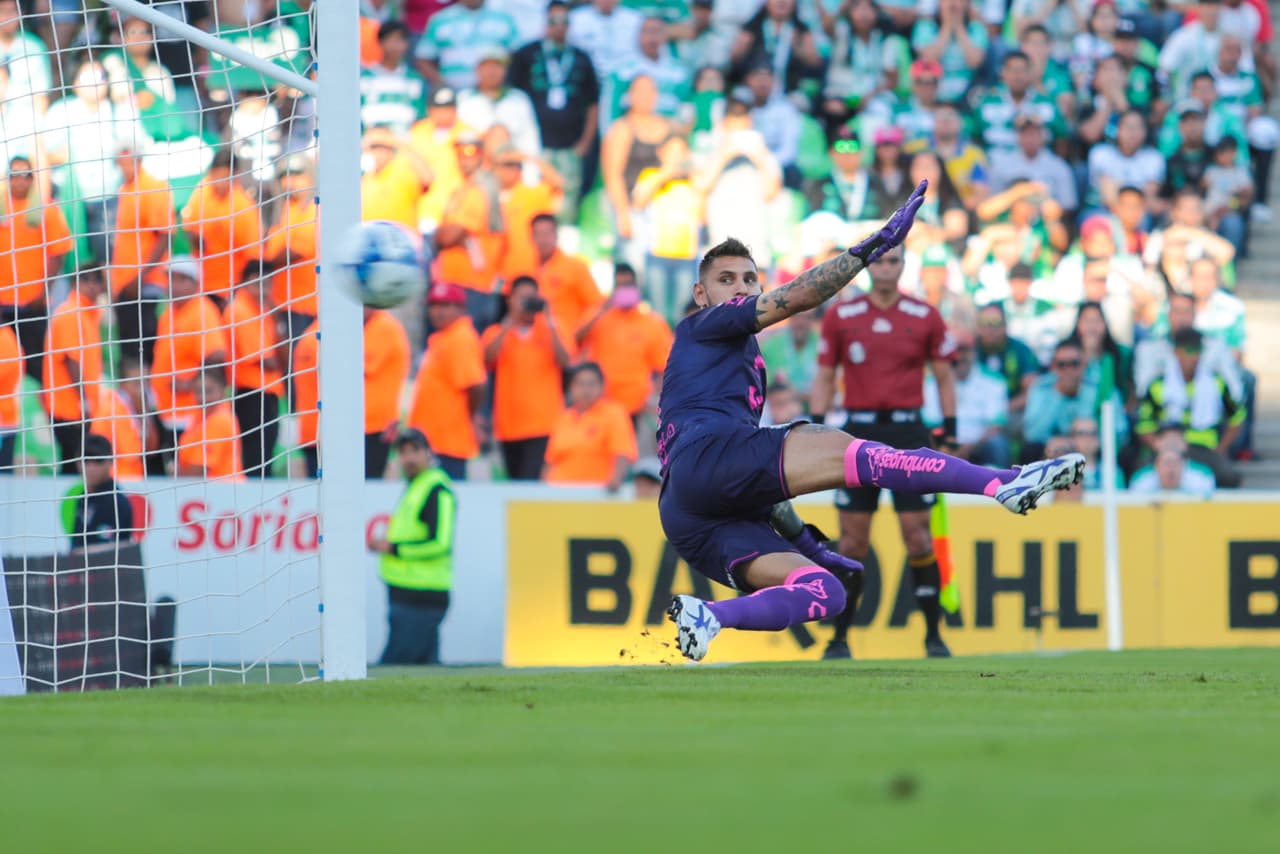 En el segundo medio, a los 7 minutos, otro penalti fue señalado a favor de los Tigres. Esta vez el encargado de patearlo fue Eduardo Vargas. El chileno no perdonó y empató 1-1 el marcador.