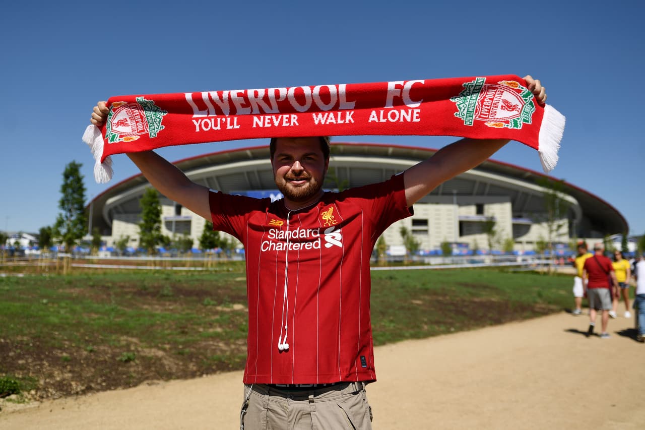 Ilusionados, con el firme deseo de que no se repita la derrota en la Final de hace un año ante el Real Madrid, los aficionados del Liverpool se fueron tomando el Metropolitano desde tempranas horas con sus banderas, playeras y bufandas alusivas al sentimiento de Anfield.