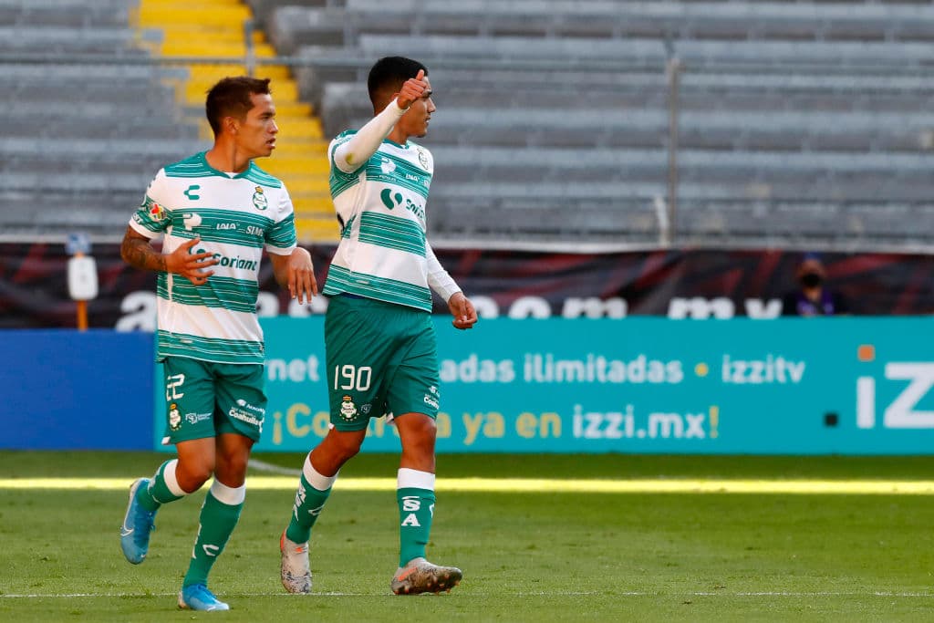 Campos Chagoya marcó desde los 10’ de juego el primer tanto del partido. En el último suspiro, Herrera (90+4’) marcó el primer gol de los rojinegros en la competición. Los laguneros llegaron a 9 puntos y Atlas comparte el sótano con Pachuca con 2 unidades. En la J6, los rojinegros visitarán a los Tuzos y Santos recibirá a los Rayados.