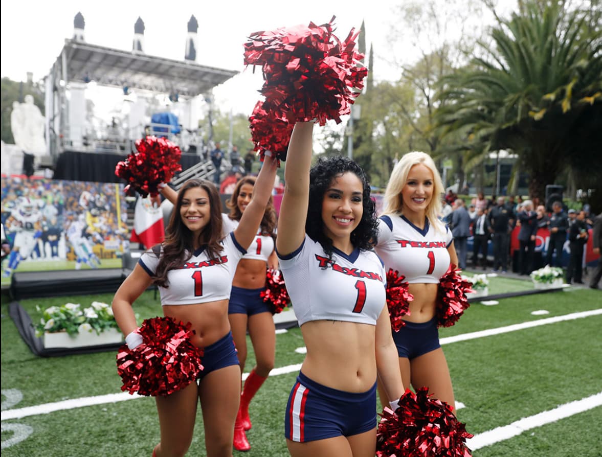 Las porristas de los Texans no se quedan atrás en belleza y también animaron a los asistentes.