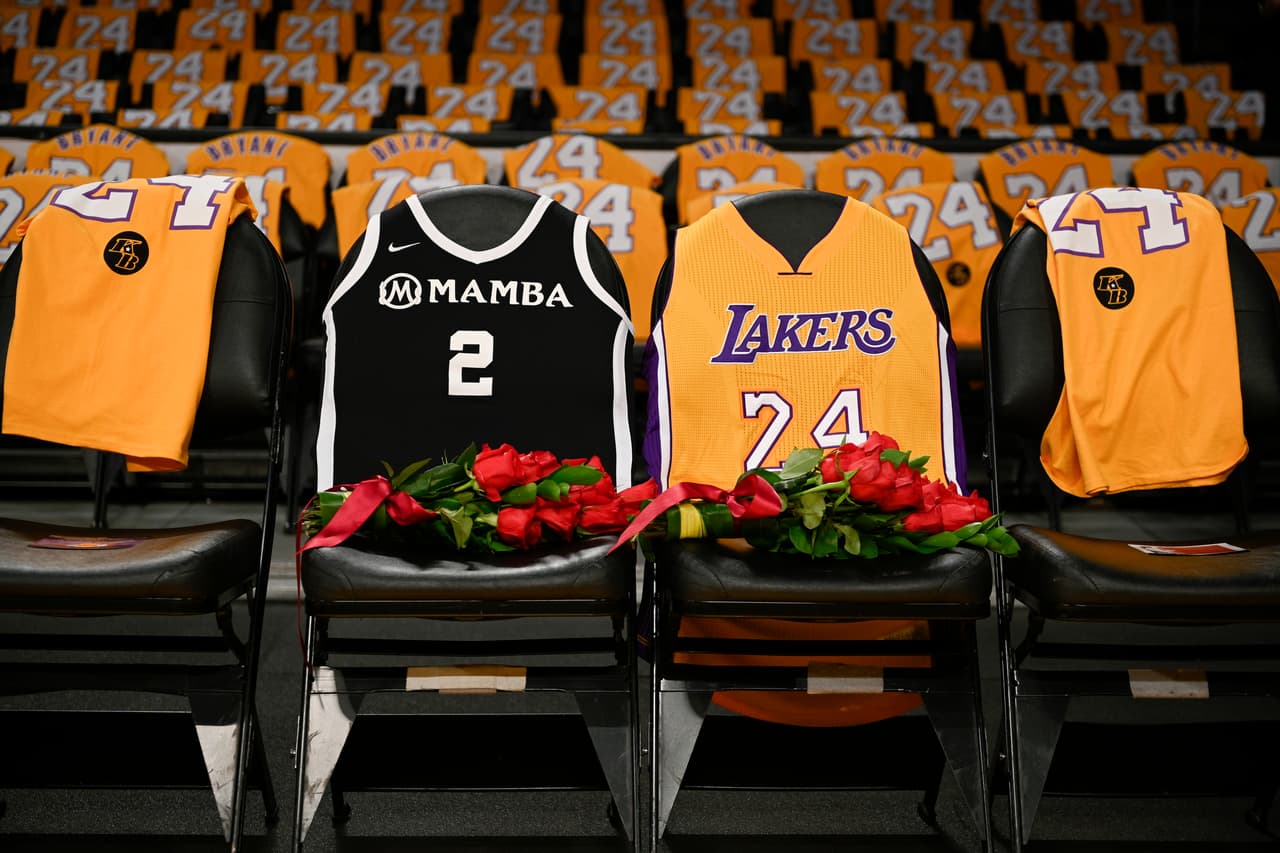 Los jerseys de Kobe y su hija Giana en los asientos del Staples Center, en memoria a ellos.